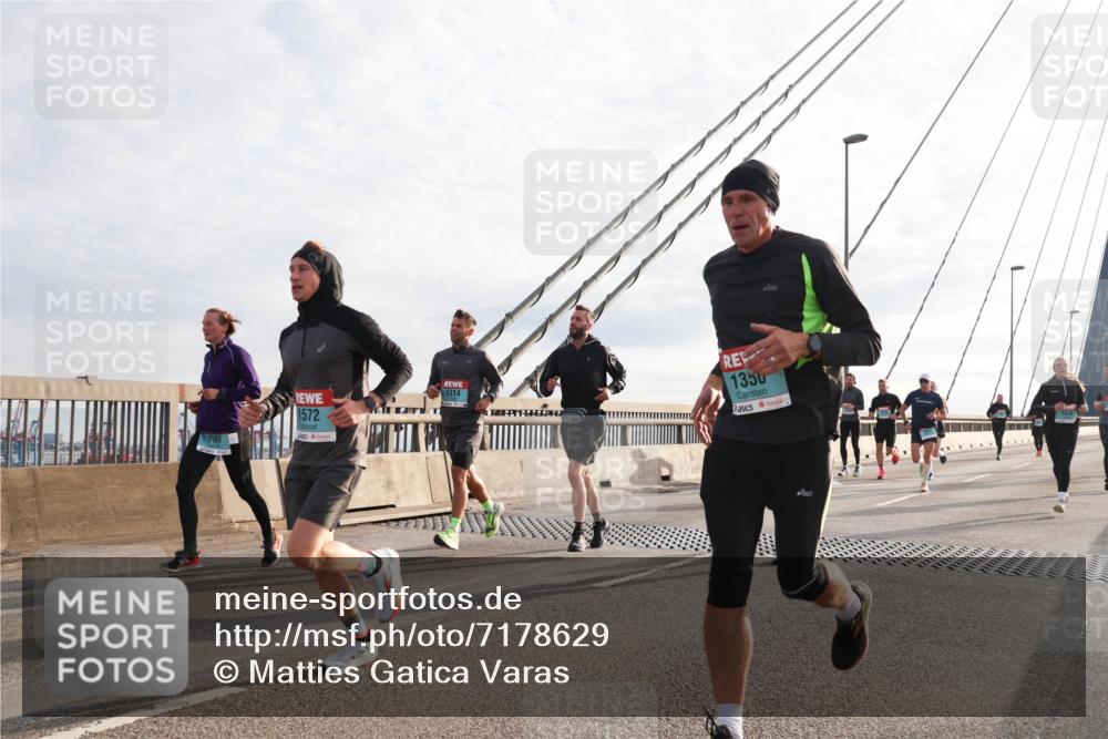 03.10.2024 - Köhlbrandbrückenlauf Matties Gatica Varas http://msf.ph/oto/7178629 03.10.2024 09:23:54 Position 2 1572, 1314, 1350 meine-sportfotos.de