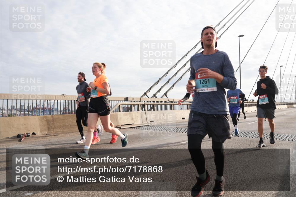 03.10.2024 - Köhlbrandbrückenlauf Matties Gatica Varas http://msf.ph/oto/7178868 03.10.2024 09:23:58 Position 2 2004, 1261, 1046, 1102 meine-sportfotos.de