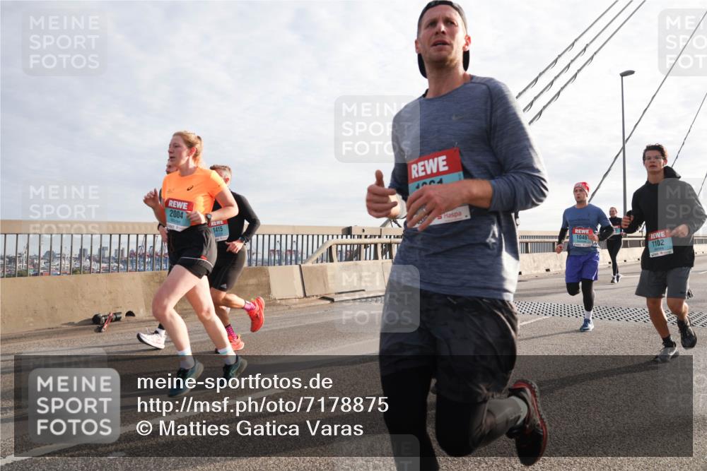 03.10.2024 - Köhlbrandbrückenlauf Matties Gatica Varas http://msf.ph/oto/7178875 03.10.2024 09:23:59 Position 2 2004, 1415, 1046, 1102 meine-sportfotos.de
