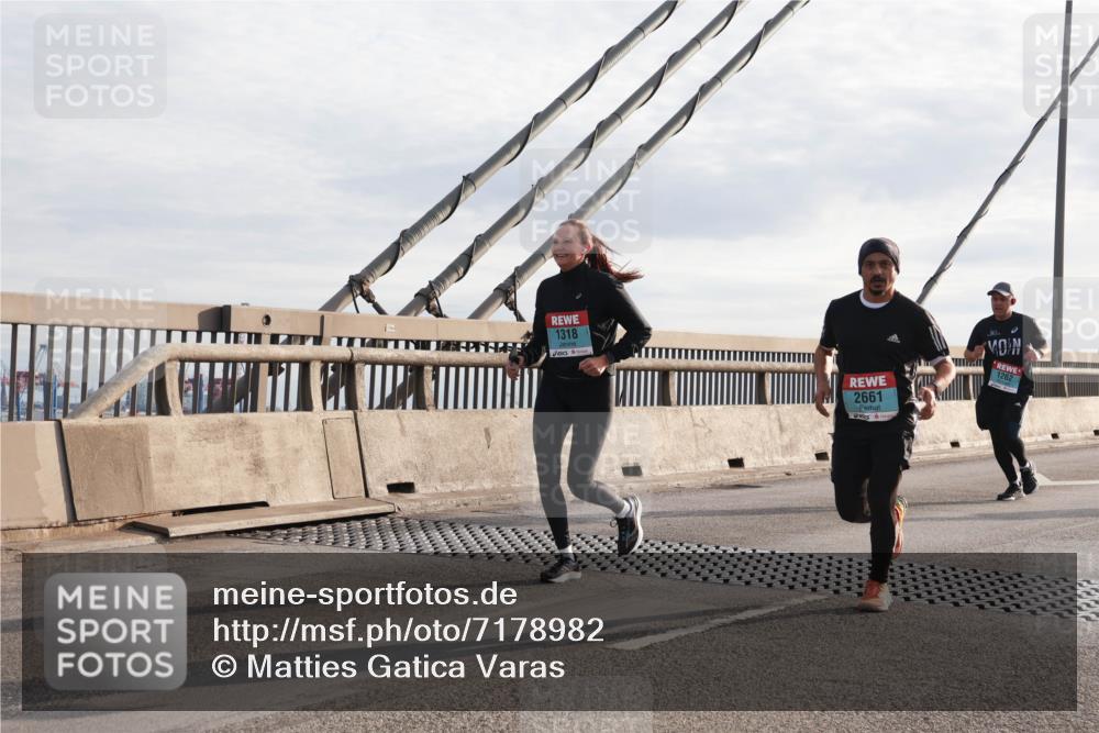 03.10.2024 - Köhlbrandbrückenlauf Matties Gatica Varas http://msf.ph/oto/7178982 03.10.2024 09:24:00 Position 2 1318, 2661, 1262 meine-sportfotos.de