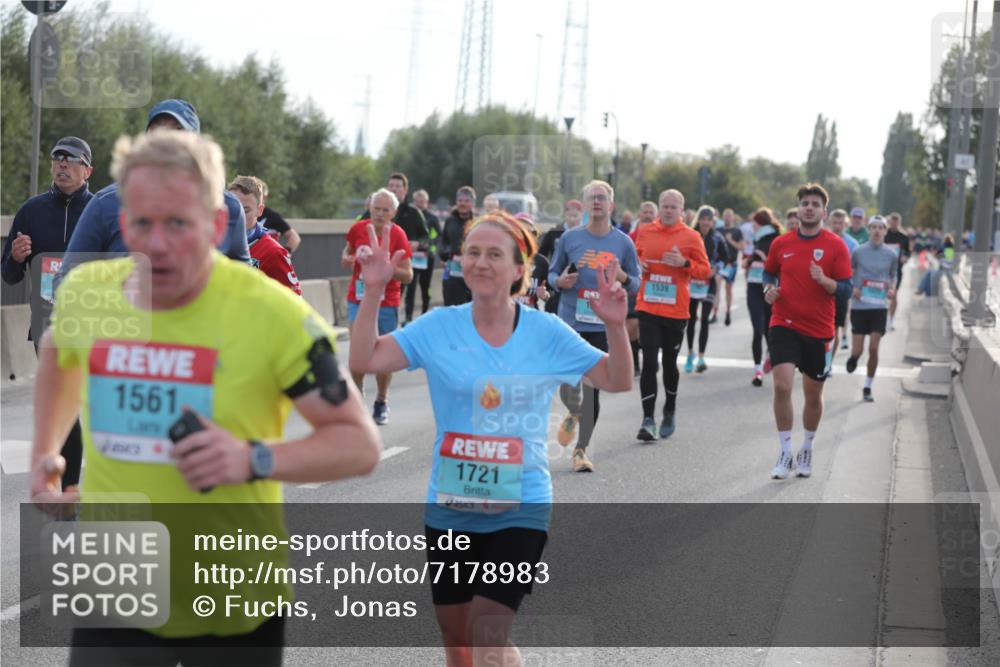 03.10.2024 - Köhlbrandbrückenlauf Fuchs,  Jonas http://msf.ph/oto/7178983 03.10.2024 09:15:23 Position 3 1561, 1721, 1539 meine-sportfotos.de