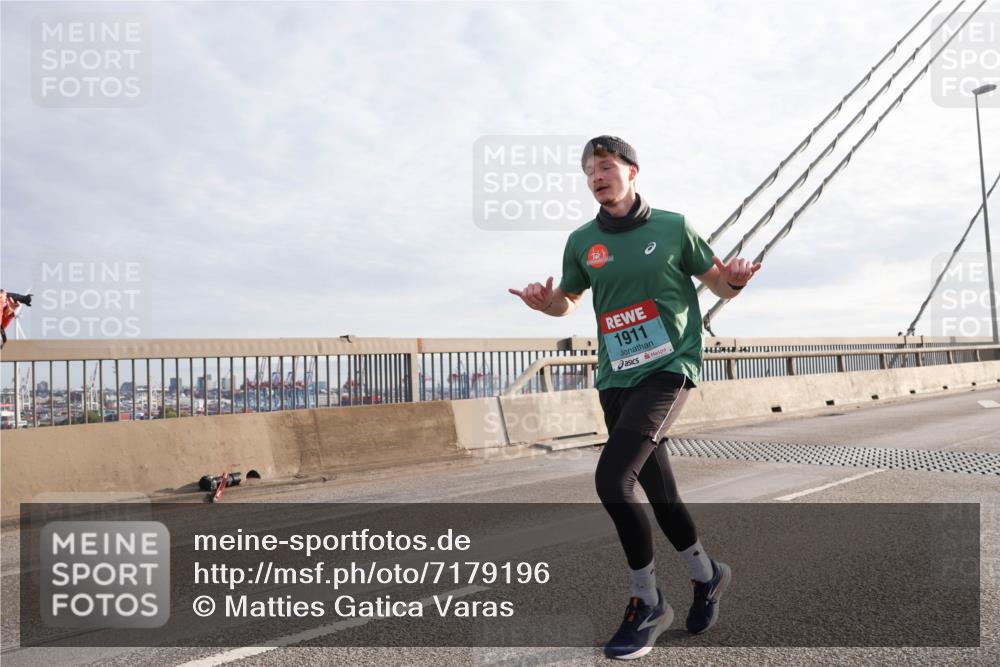 03.10.2024 - Köhlbrandbrückenlauf Matties Gatica Varas http://msf.ph/oto/7179196 03.10.2024 09:24:05 Position 2 10, 1911 meine-sportfotos.de