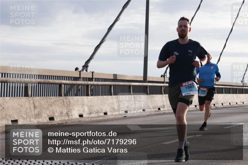 03.10.2024 - Köhlbrandbrückenlauf Matties Gatica Varas http://msf.ph/oto/7179296 03.10.2024 09:24:08 Position 2 1969, 1273 meine-sportfotos.de