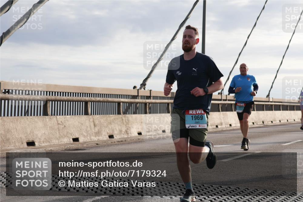 03.10.2024 - Köhlbrandbrückenlauf Matties Gatica Varas http://msf.ph/oto/7179324 03.10.2024 09:24:08 Position 2 1969 meine-sportfotos.de