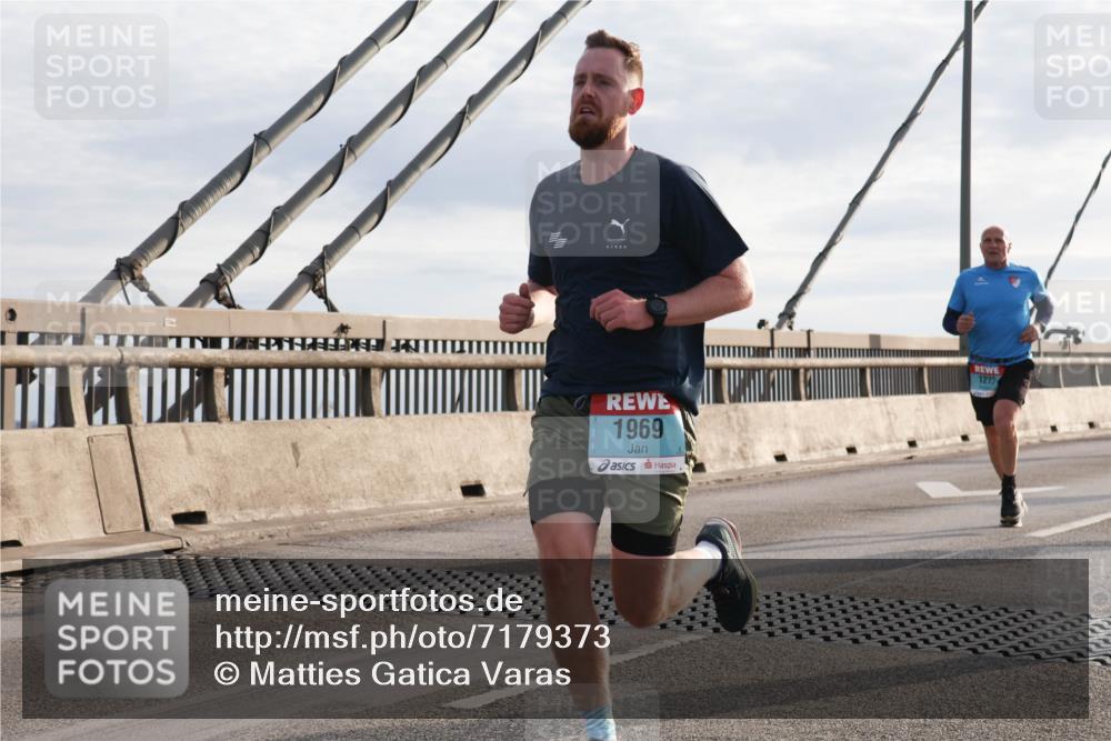 03.10.2024 - Köhlbrandbrückenlauf Matties Gatica Varas http://msf.ph/oto/7179373 03.10.2024 09:24:09 Position 2 1969, 1273 meine-sportfotos.de