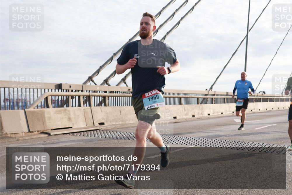 03.10.2024 - Köhlbrandbrückenlauf Matties Gatica Varas http://msf.ph/oto/7179394 03.10.2024 09:24:09 Position 2 1969 meine-sportfotos.de