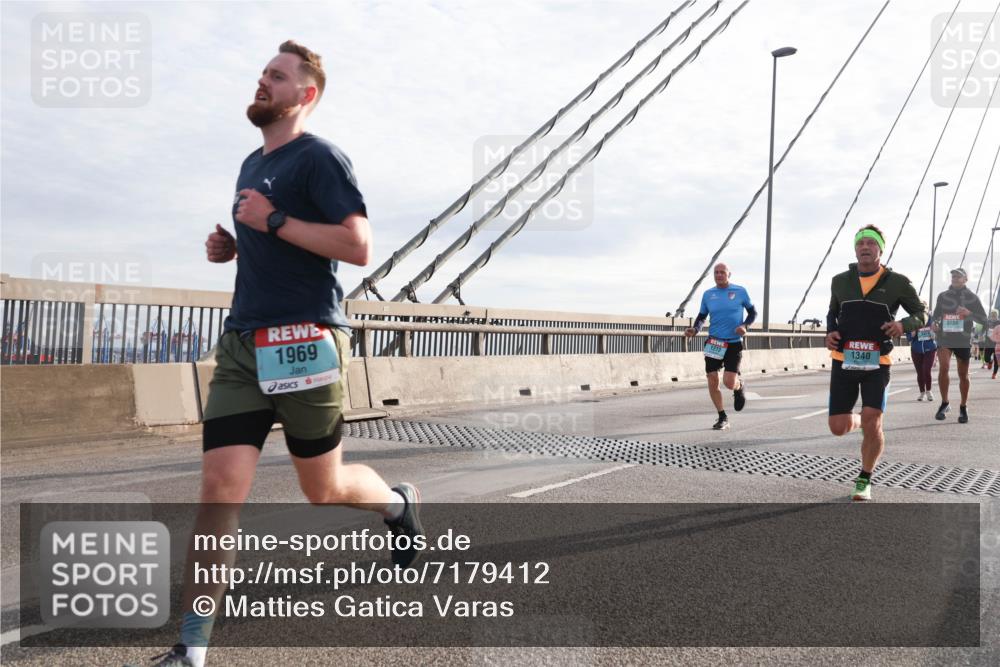 03.10.2024 - Köhlbrandbrückenlauf Matties Gatica Varas http://msf.ph/oto/7179412 03.10.2024 09:24:10 Position 2 1969, 1340, 3734 meine-sportfotos.de