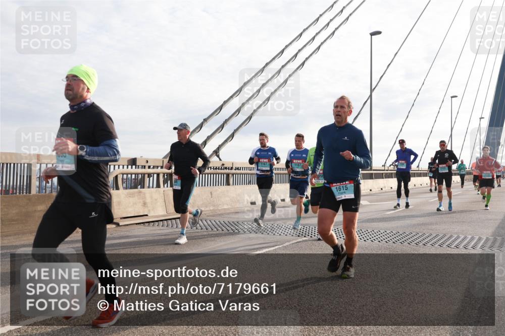 03.10.2024 - Köhlbrandbrückenlauf Matties Gatica Varas http://msf.ph/oto/7179661 03.10.2024 09:24:17 Position 2 000, 1167, 1187, 1615, 1264 meine-sportfotos.de