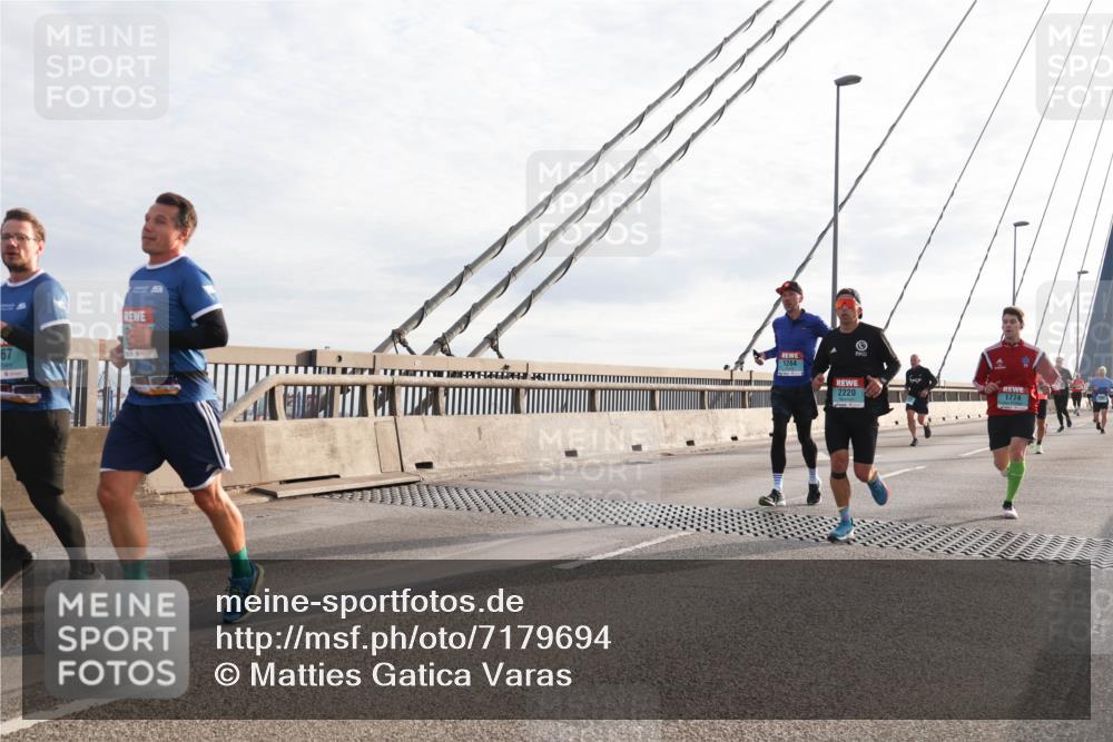 03.10.2024 - Köhlbrandbrückenlauf Matties Gatica Varas http://msf.ph/oto/7179694 03.10.2024 09:24:18 Position 2 67, 1284, 2220, 1774 meine-sportfotos.de