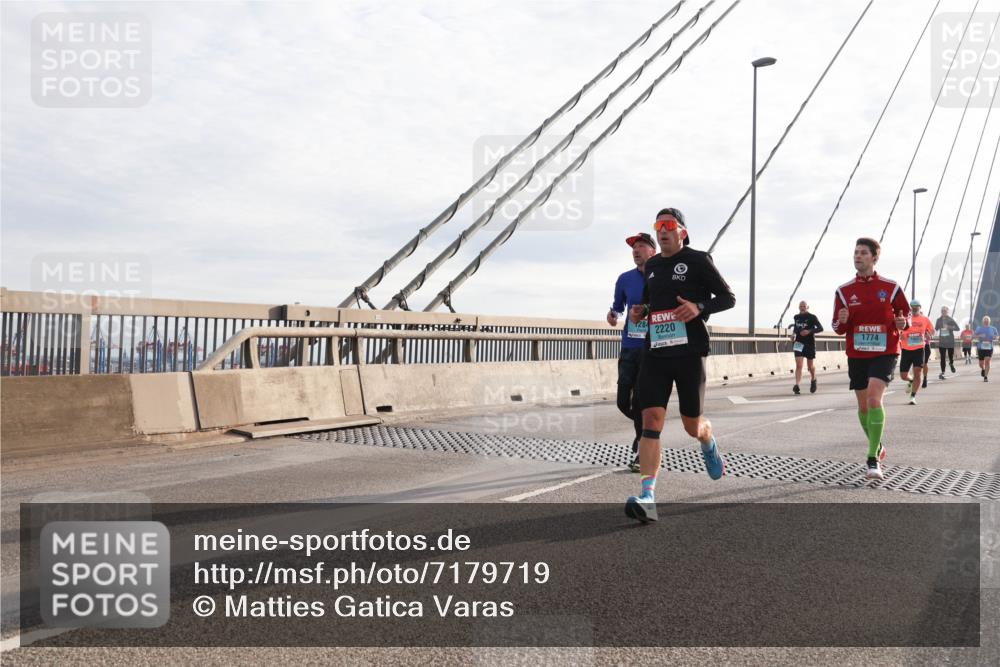 03.10.2024 - Köhlbrandbrückenlauf Matties Gatica Varas http://msf.ph/oto/7179719 03.10.2024 09:24:19 Position 2 2220, 1774 meine-sportfotos.de