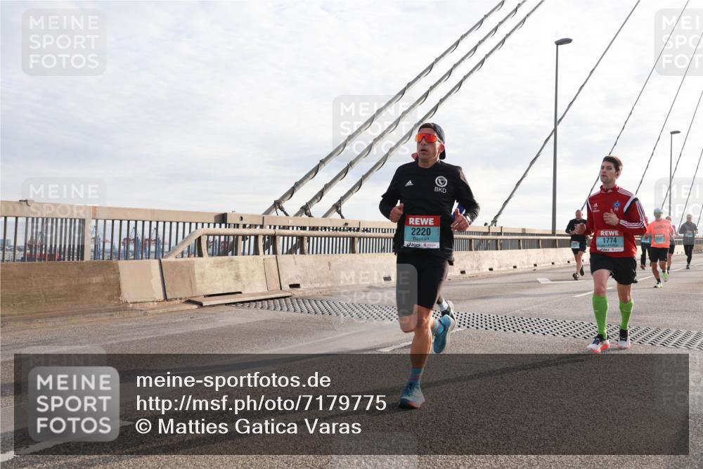 03.10.2024 - Köhlbrandbrückenlauf Matties Gatica Varas http://msf.ph/oto/7179775 03.10.2024 09:24:19 Position 2 2220, 1774 meine-sportfotos.de