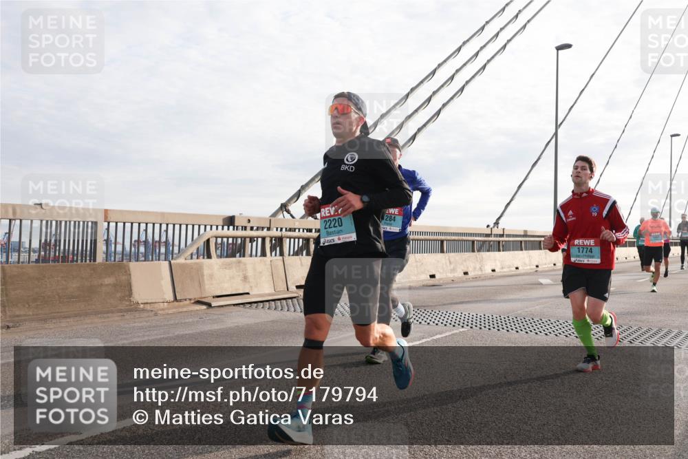 03.10.2024 - Köhlbrandbrückenlauf Matties Gatica Varas http://msf.ph/oto/7179794 03.10.2024 09:24:20 Position 2 2220, 284, 19, 1774 meine-sportfotos.de