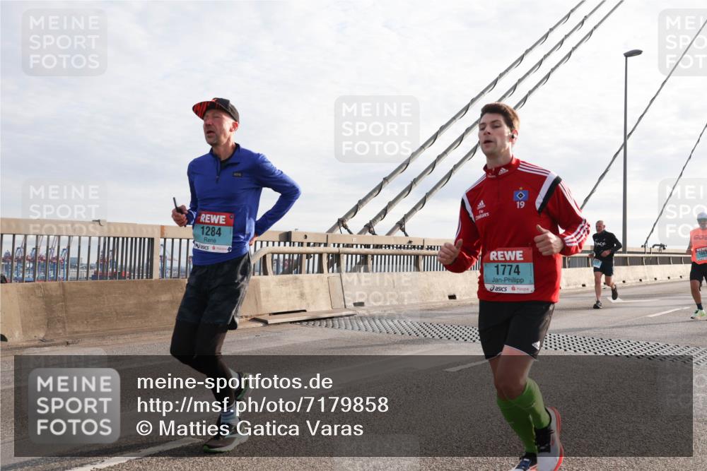 03.10.2024 - Köhlbrandbrückenlauf Matties Gatica Varas http://msf.ph/oto/7179858 03.10.2024 09:24:21 Position 2 1284, 19, 1774 meine-sportfotos.de