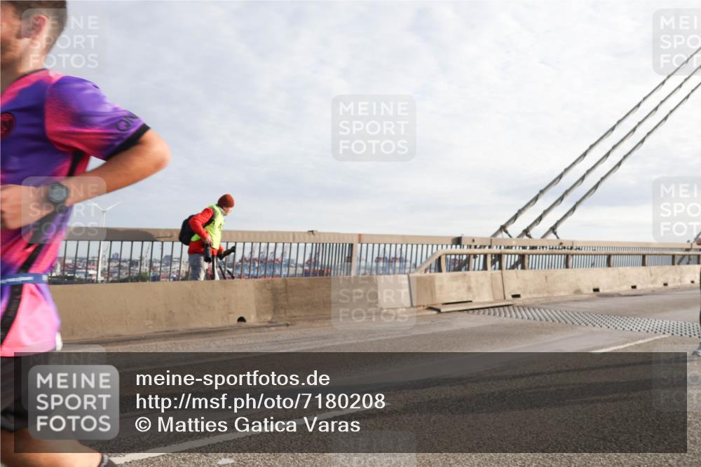 03.10.2024 - Köhlbrandbrückenlauf Matties Gatica Varas http://msf.ph/oto/7180208 03.10.2024 09:24:28 Position 2  meine-sportfotos.de