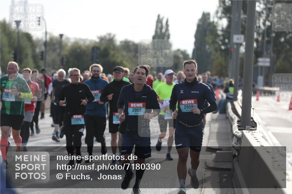 03.10.2024 - Köhlbrandbrückenlauf Fuchs,  Jonas http://msf.ph/oto/7180390 03.10.2024 09:15:59 Position 3 1679, 1929, 2058, 2059 meine-sportfotos.de