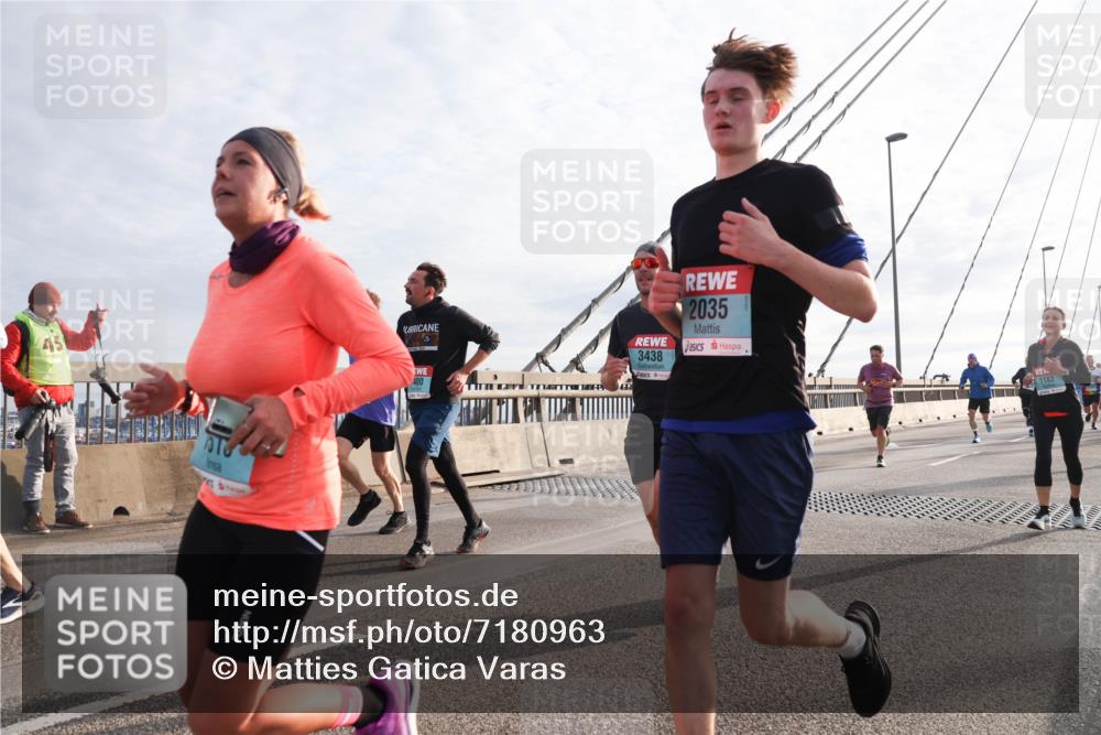 03.10.2024 - Köhlbrandbrückenlauf Matties Gatica Varas http://msf.ph/oto/7180963 03.10.2024 09:24:41 Position 2 45, 400, 3438, 2035, 1182 meine-sportfotos.de