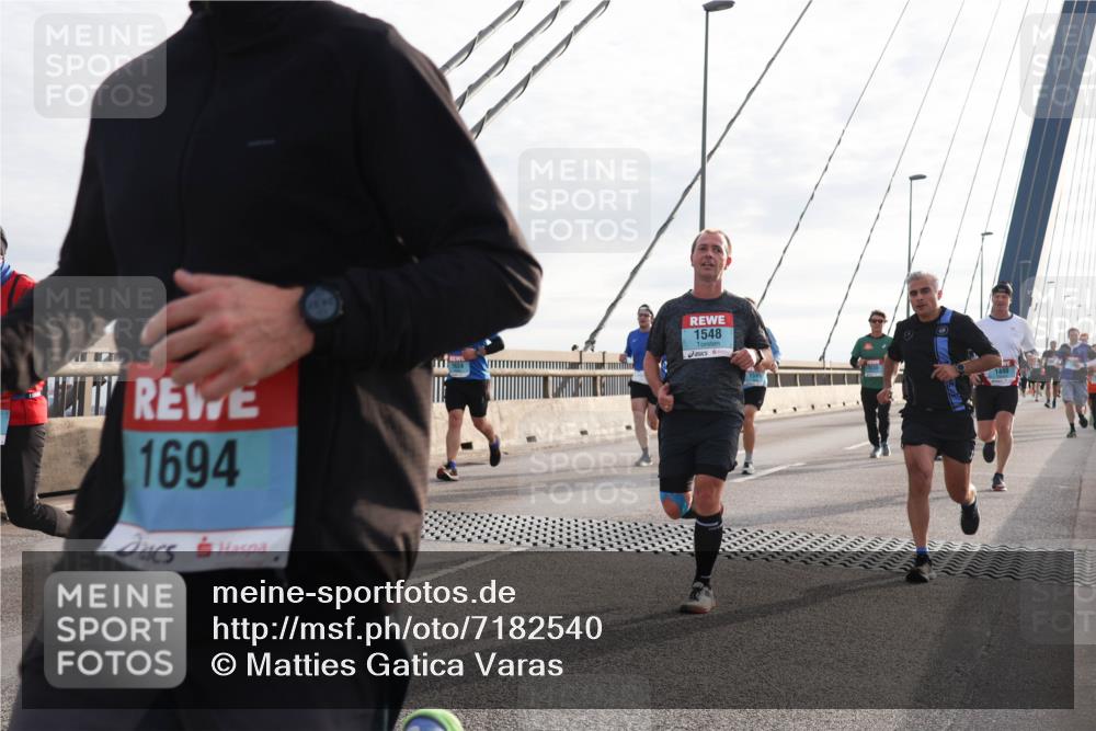 03.10.2024 - Köhlbrandbrückenlauf Matties Gatica Varas http://msf.ph/oto/7182540 03.10.2024 09:25:06 Position 2 1694, 1624, 1548 meine-sportfotos.de