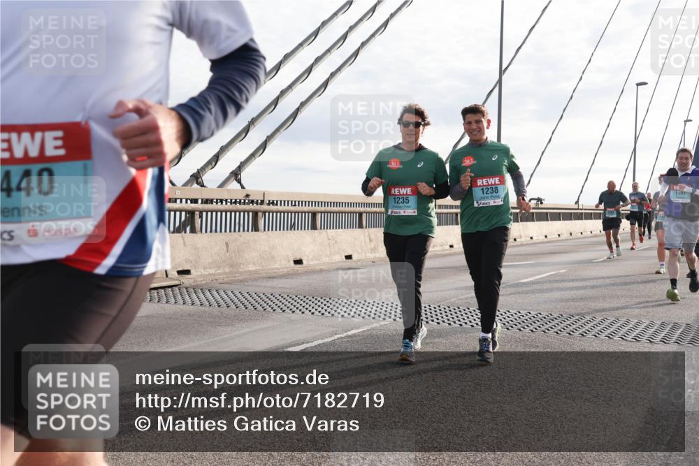 03.10.2024 - Köhlbrandbrückenlauf Matties Gatica Varas http://msf.ph/oto/7182719 03.10.2024 09:25:10 Position 2 440, 1235, 1238, 1491 meine-sportfotos.de