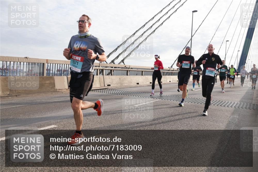 03.10.2024 - Köhlbrandbrückenlauf Matties Gatica Varas http://msf.ph/oto/7183009 03.10.2024 09:25:16 Position 2 1571, 1580, 3305 meine-sportfotos.de