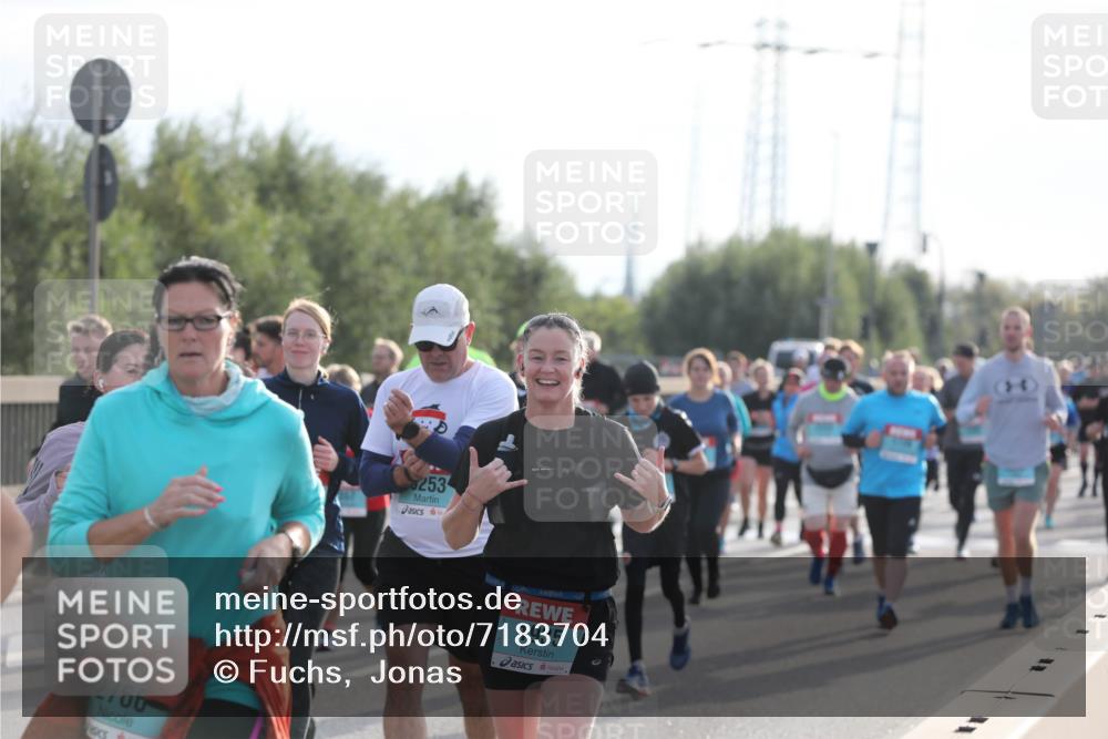 03.10.2024 - Köhlbrandbrückenlauf Fuchs,  Jonas http://msf.ph/oto/7183704 03.10.2024 09:18:22 Position 3 2766, 253, 1935 meine-sportfotos.de