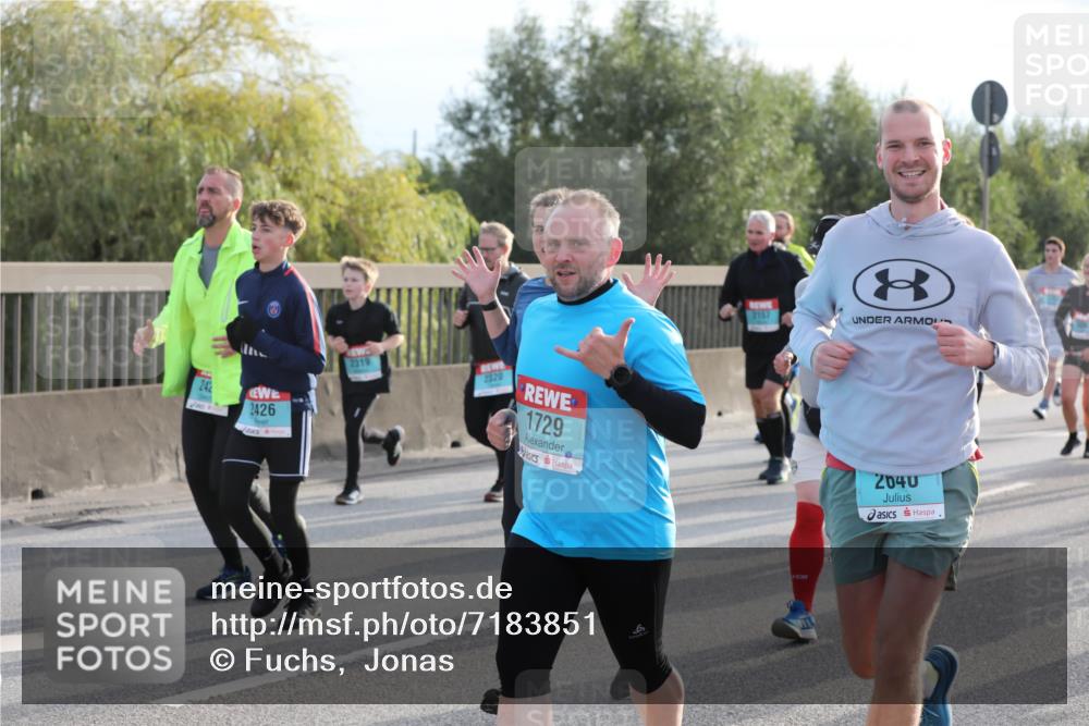 03.10.2024 - Köhlbrandbrückenlauf Fuchs,  Jonas http://msf.ph/oto/7183851 03.10.2024 09:18:28 Position 3 2319, 242, 2426, 2320, 1729, 2157, 2040 meine-sportfotos.de