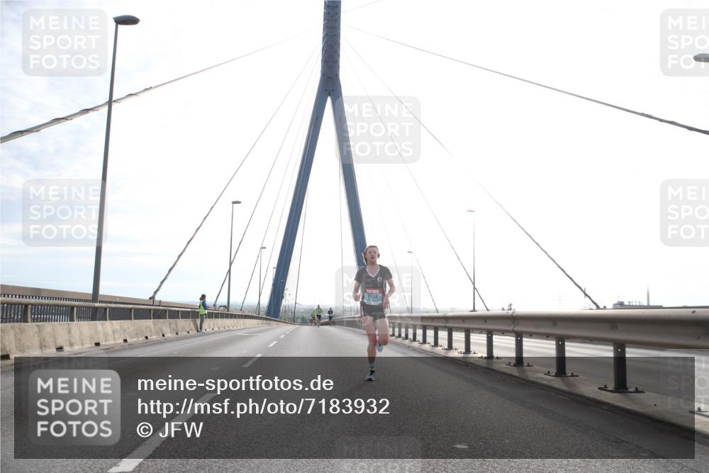 03.10.2024 - Köhlbrandbrückenlauf Jannik Wohlers http://msf.ph/oto/7183932 03.10.2024 09:17:29 Position 1 1024 meine-sportfotos.de