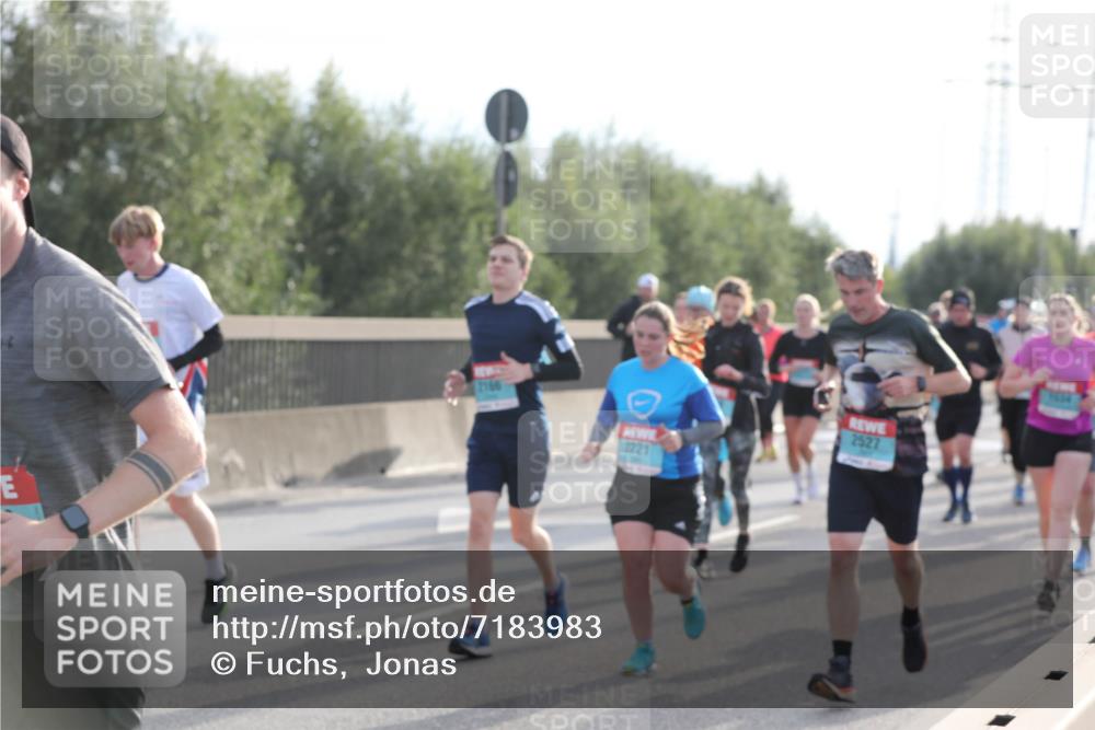 03.10.2024 - Köhlbrandbrückenlauf Fuchs,  Jonas http://msf.ph/oto/7183983 03.10.2024 09:18:31 Position 3 2221, 2527, 1654 meine-sportfotos.de