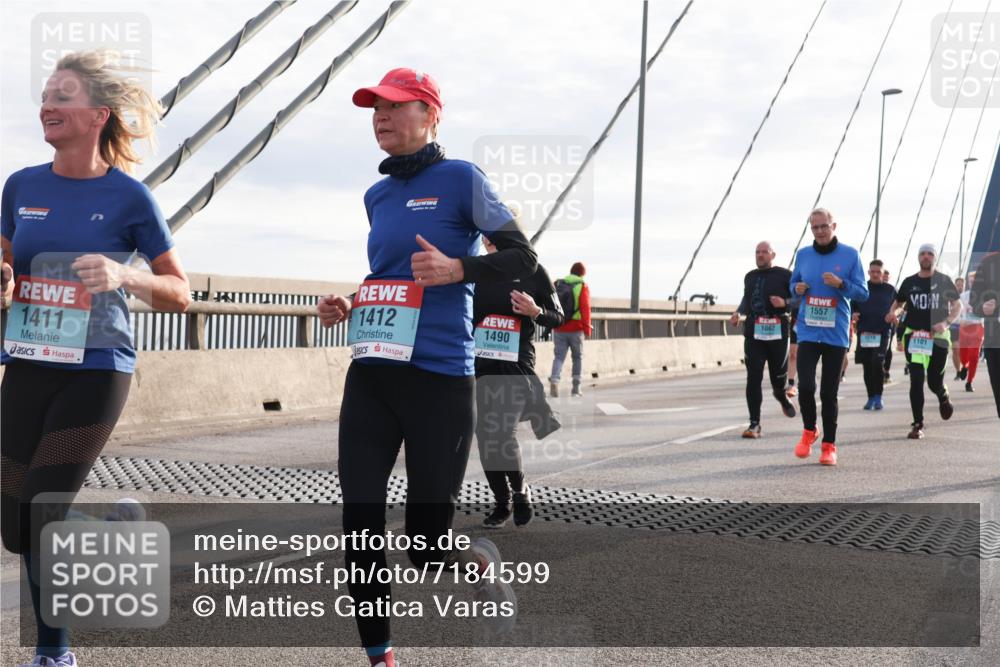 03.10.2024 - Köhlbrandbrückenlauf Matties Gatica Varas http://msf.ph/oto/7184599 03.10.2024 09:25:36 Position 2 1411, 1412, 1490, 1062, 1557, 1101 meine-sportfotos.de