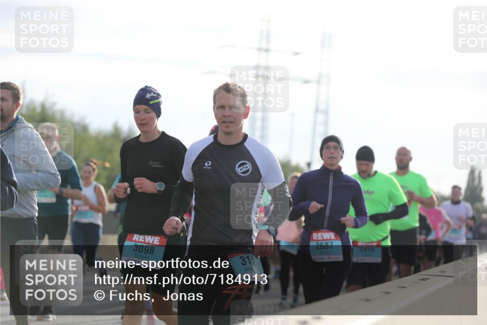 03.10.2024 - Köhlbrandbrückenlauf Fuchs,  Jonas http://msf.ph/oto/7184913 03.10.2024 09:19:41 Position 3 3098, 16, 2687, 2410, 315 meine-sportfotos.de
