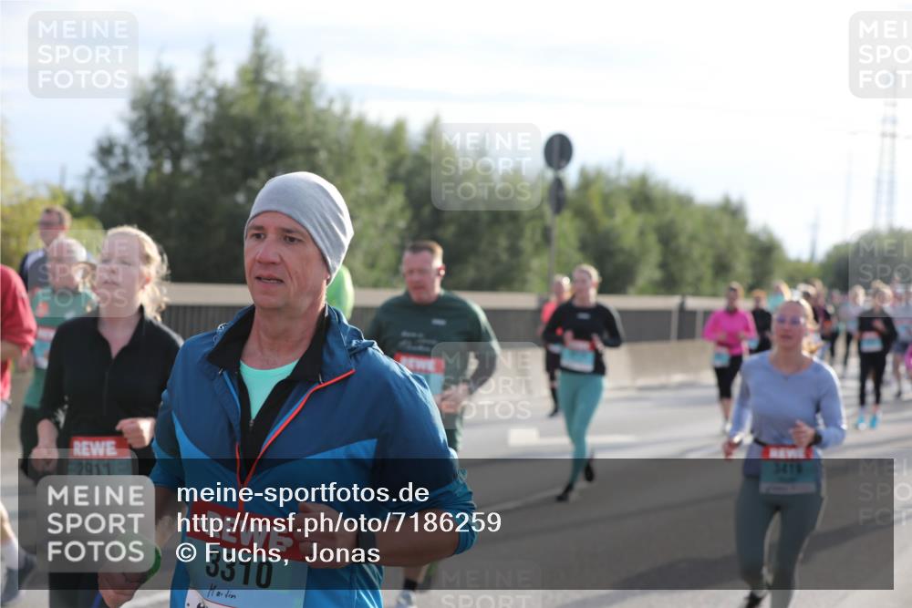 03.10.2024 - Köhlbrandbrückenlauf Fuchs,  Jonas http://msf.ph/oto/7186259 03.10.2024 09:20:54 Position 3 2911, 3310, 3419 meine-sportfotos.de