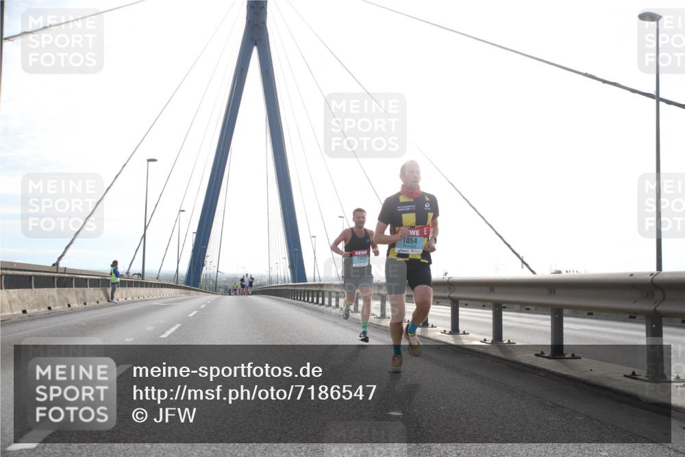 03.10.2024 - Köhlbrandbrückenlauf Jannik Wohlers http://msf.ph/oto/7186547 03.10.2024 09:17:51 Position 1 1063, 1054 meine-sportfotos.de