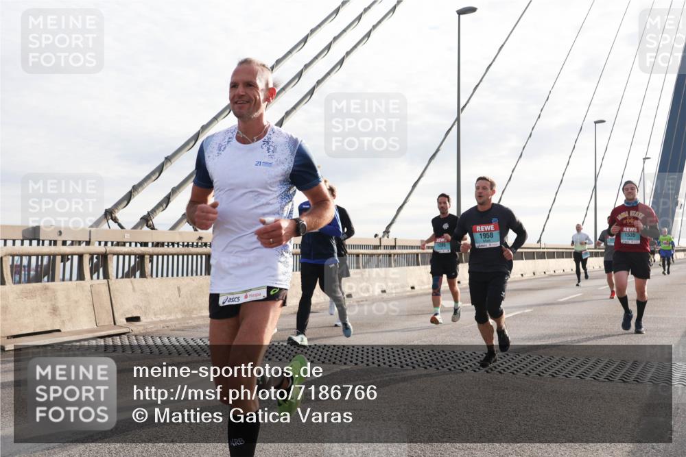 03.10.2024 - Köhlbrandbrückenlauf Matties Gatica Varas http://msf.ph/oto/7186766 03.10.2024 09:26:07 Position 2 21, 1285, 1958, 1535 meine-sportfotos.de