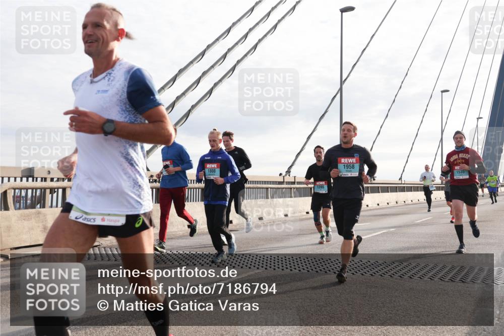 03.10.2024 - Köhlbrandbrückenlauf Matties Gatica Varas http://msf.ph/oto/7186794 03.10.2024 09:26:07 Position 2 1808, 1285, 1958, 1535 meine-sportfotos.de