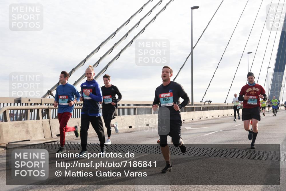 03.10.2024 - Köhlbrandbrückenlauf Matties Gatica Varas http://msf.ph/oto/7186841 03.10.2024 09:26:08 Position 2 1035, 1036, 1958, 2, 1535 meine-sportfotos.de