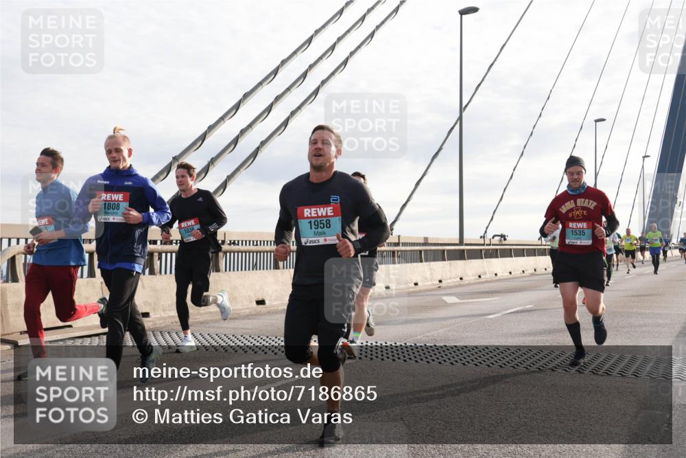 03.10.2024 - Köhlbrandbrückenlauf Matties Gatica Varas http://msf.ph/oto/7186865 03.10.2024 09:26:08 Position 2 25, 1808, 1036, 1958, 1535 meine-sportfotos.de