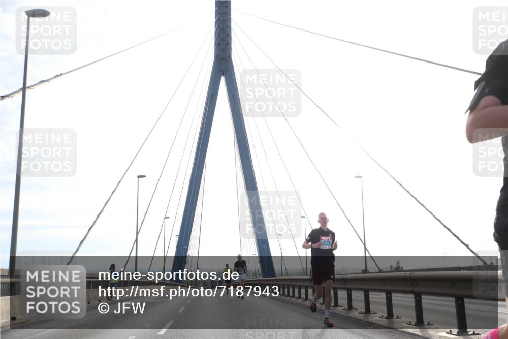03.10.2024 - Köhlbrandbrückenlauf Jannik Wohlers http://msf.ph/oto/7187943 03.10.2024 09:18:06 Position 1 1165 meine-sportfotos.de