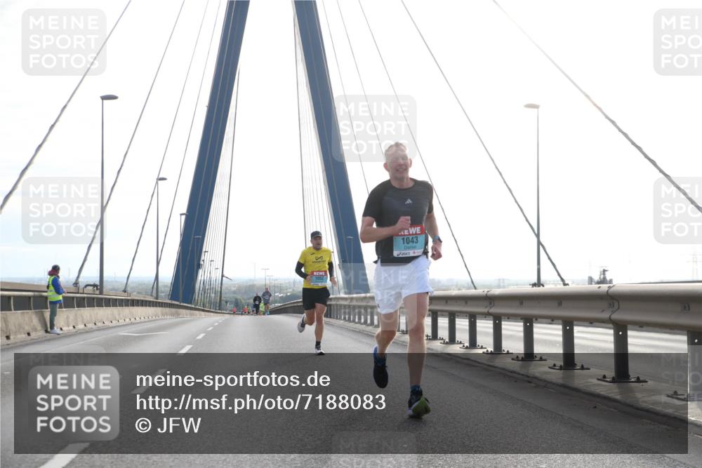 03.10.2024 - Köhlbrandbrückenlauf Jannik Wohlers http://msf.ph/oto/7188083 03.10.2024 09:18:10 Position 1 9, 1043, 1052 meine-sportfotos.de