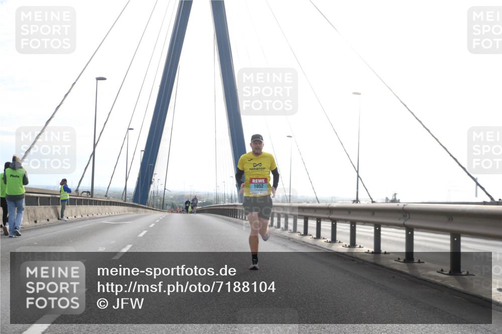 03.10.2024 - Köhlbrandbrückenlauf Jannik Wohlers http://msf.ph/oto/7188104 03.10.2024 09:18:12 Position 1 1052 meine-sportfotos.de