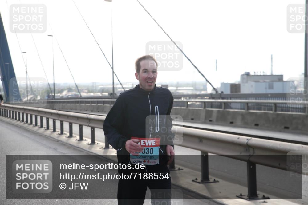 03.10.2024 - Köhlbrandbrückenlauf Jannik Wohlers http://msf.ph/oto/7188554 03.10.2024 09:18:29 Position 1 30 meine-sportfotos.de