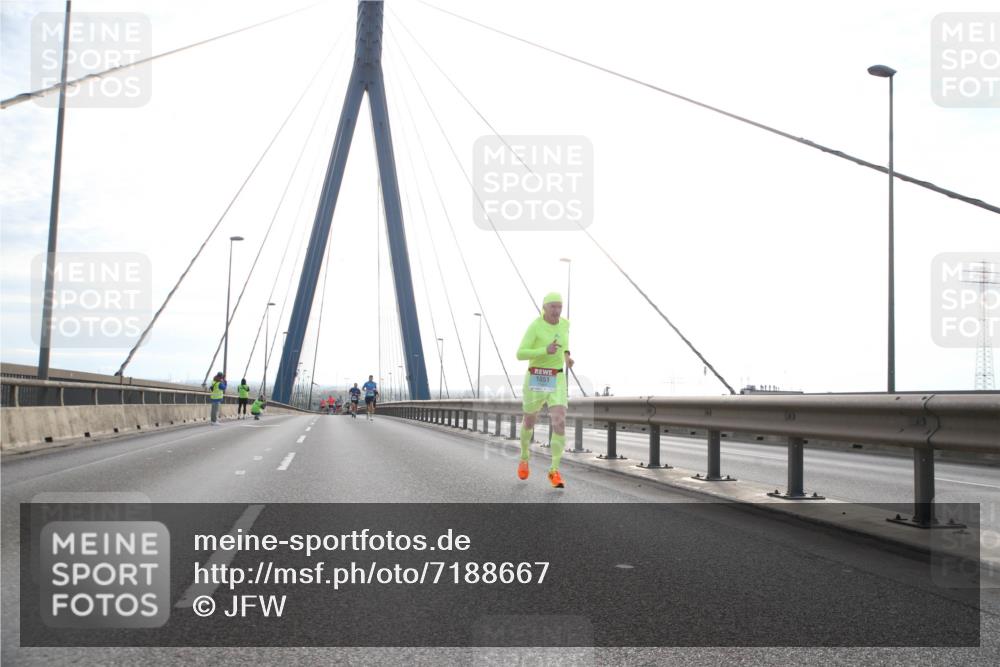 03.10.2024 - Köhlbrandbrückenlauf Jannik Wohlers http://msf.ph/oto/7188667 03.10.2024 09:18:42 Position 1 1051 meine-sportfotos.de