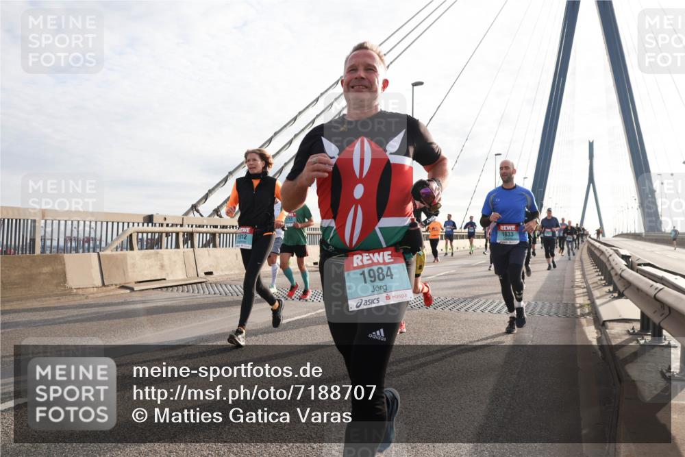 03.10.2024 - Köhlbrandbrückenlauf Matties Gatica Varas http://msf.ph/oto/7188707 03.10.2024 09:26:35 Position 2 1912, 1984, 1633 meine-sportfotos.de
