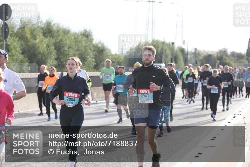 03.10.2024 - Köhlbrandbrückenlauf Fuchs,  Jonas http://msf.ph/oto/7188837 03.10.2024 09:23:13 Position 3 2884, 2378, 2941 meine-sportfotos.de