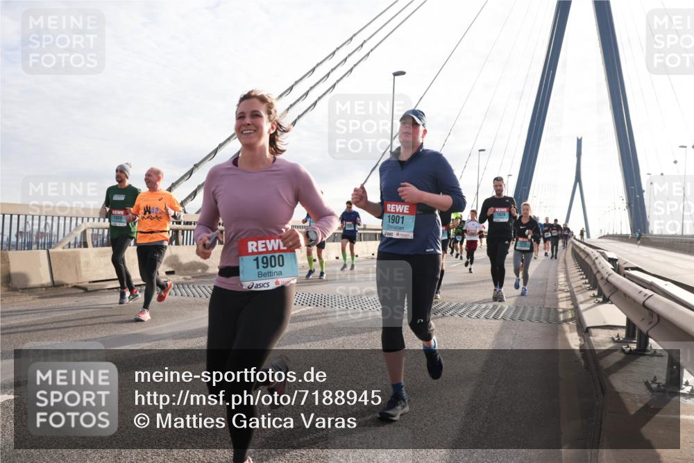 03.10.2024 - Köhlbrandbrückenlauf Matties Gatica Varas http://msf.ph/oto/7188945 03.10.2024 09:26:39 Position 2 1809, 1900, 1901, 1620 meine-sportfotos.de