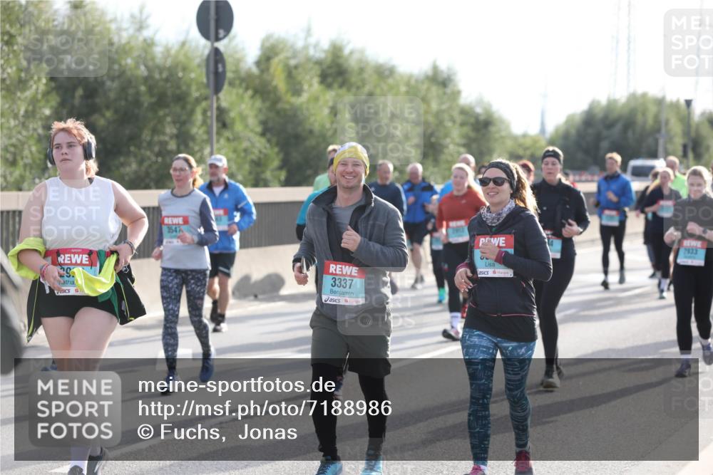 03.10.2024 - Köhlbrandbrückenlauf Fuchs,  Jonas http://msf.ph/oto/7188986 03.10.2024 09:23:16 Position 3 29, 3547, 3337, 2933 meine-sportfotos.de