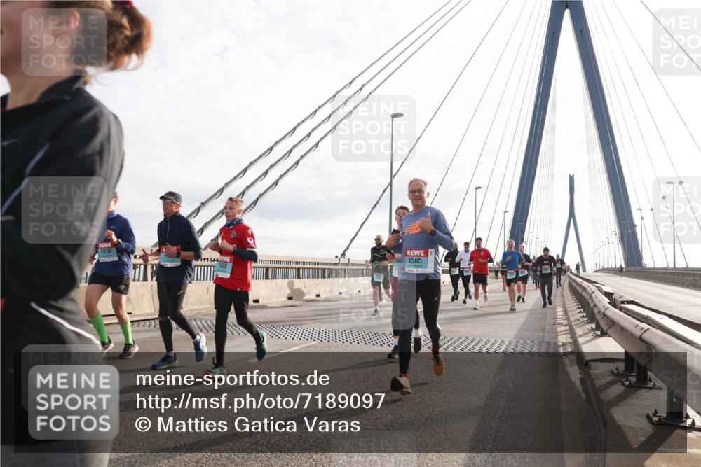 03.10.2024 - Köhlbrandbrückenlauf Matties Gatica Varas http://msf.ph/oto/7189097 03.10.2024 09:26:42 Position 2 1910, 1908, 1565 meine-sportfotos.de