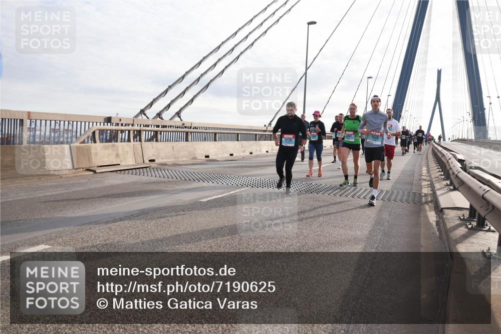 03.10.2024 - Köhlbrandbrückenlauf Matties Gatica Varas http://msf.ph/oto/7190625 03.10.2024 09:27:05 Position 2 3728, 1525, 2902 meine-sportfotos.de