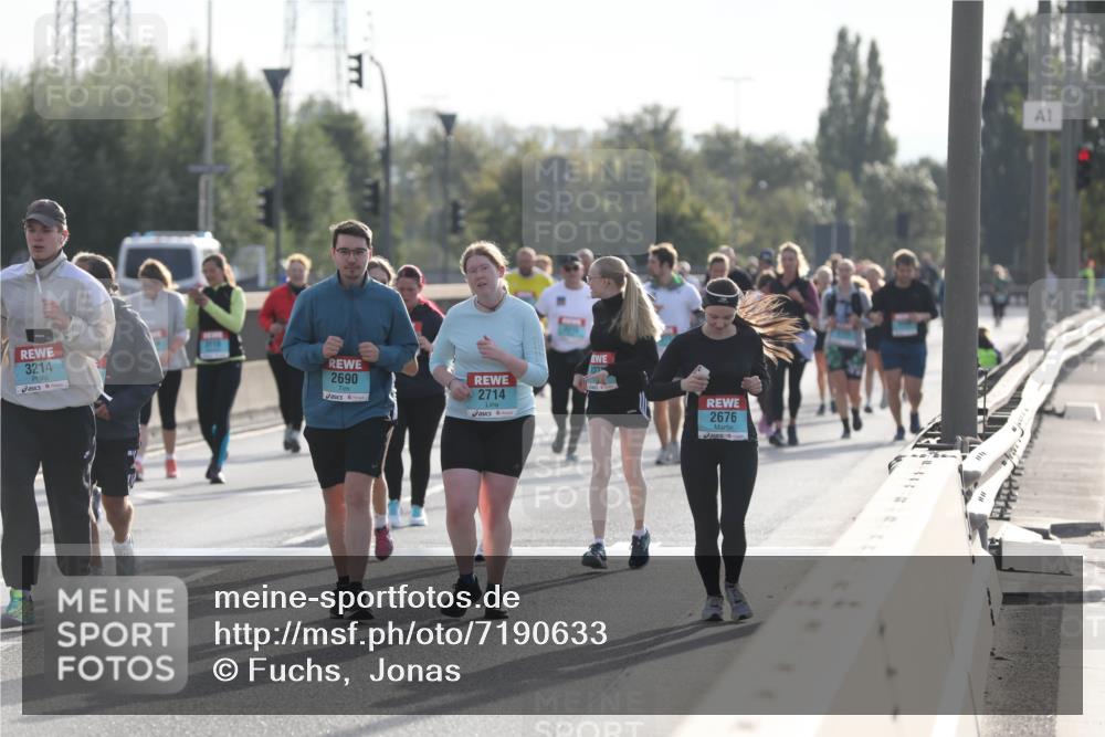 03.10.2024 - Köhlbrandbrückenlauf Fuchs,  Jonas http://msf.ph/oto/7190633 03.10.2024 09:24:03 Position 3 3214, 2690, 2714, 327, 2676, 1 meine-sportfotos.de