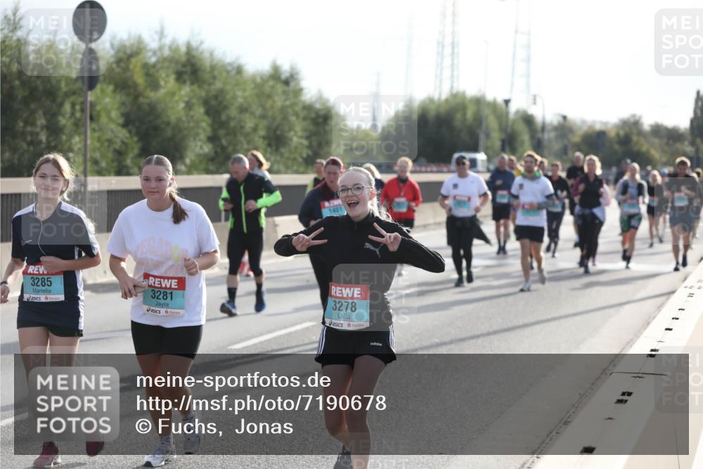 03.10.2024 - Köhlbrandbrückenlauf Fuchs,  Jonas http://msf.ph/oto/7190678 03.10.2024 09:24:14 Position 3 3285, 3281, 3278 meine-sportfotos.de