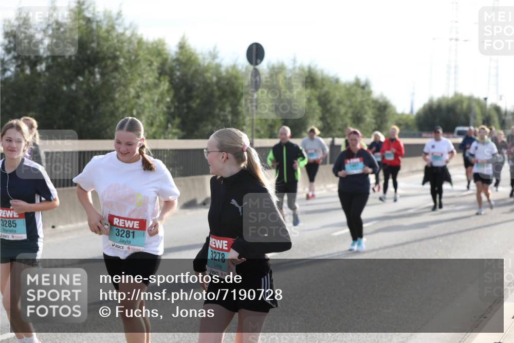 03.10.2024 - Köhlbrandbrückenlauf Fuchs,  Jonas http://msf.ph/oto/7190728 03.10.2024 09:24:15 Position 3 3285, 3281, 3278 meine-sportfotos.de