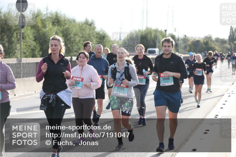 03.10.2024 - Köhlbrandbrückenlauf Fuchs,  Jonas http://msf.ph/oto/7191047 03.10.2024 09:24:23 Position 3 3099, 131, 3103, 158 meine-sportfotos.de